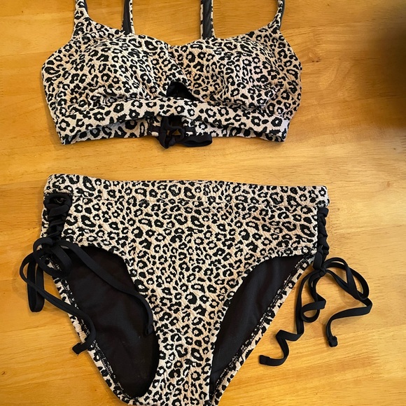 Cheetah bikini too large medium bottoms, slightly high waisted - Picture 3 of 4